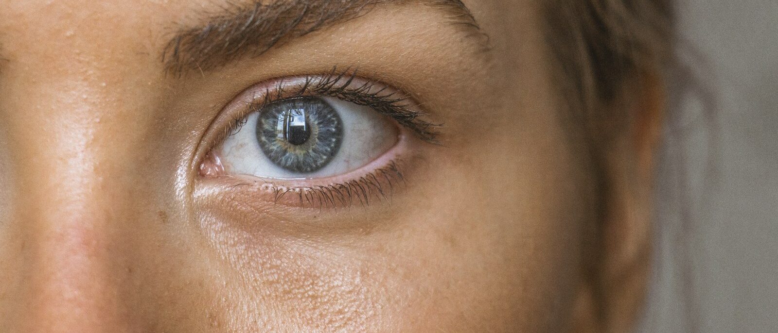 Henna, laminacja czy serum — co wybrać na rzadkie brwi?