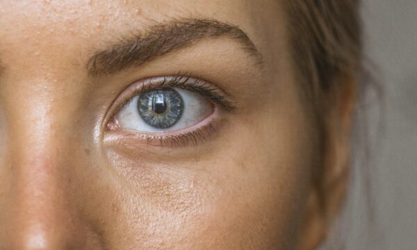 Henna, laminacja czy serum — co wybrać na rzadkie brwi?