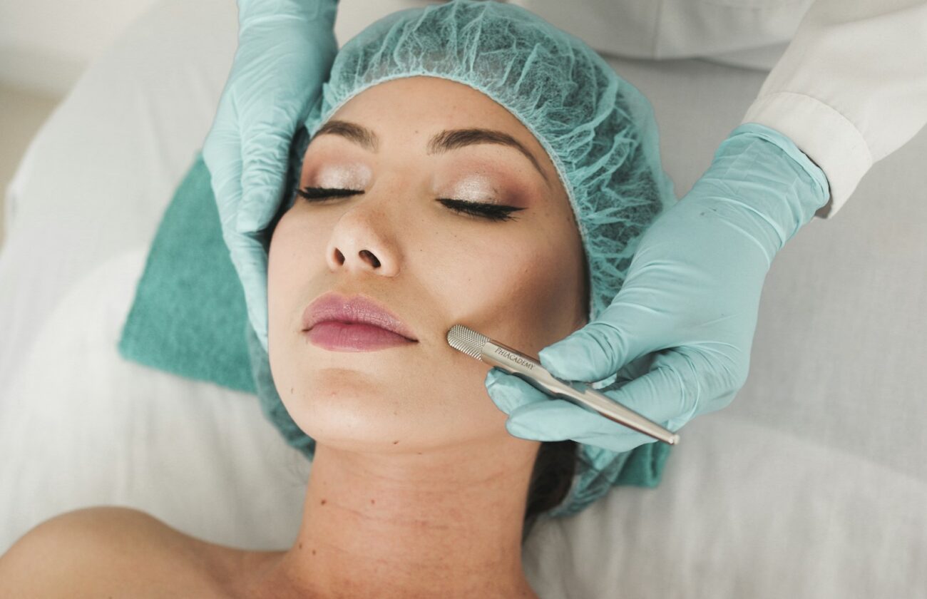 Ile kosztuje dermatolog prywatnie i kiedy wystarczy NFZ?