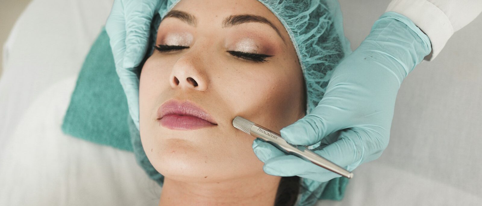 Ile kosztuje dermatolog prywatnie i kiedy wystarczy NFZ?