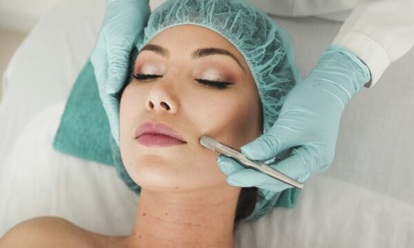 Ile kosztuje dermatolog prywatnie i kiedy wystarczy NFZ?